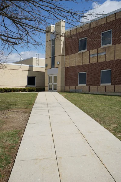 Lange betonnen stoep door een school — Stockfoto
