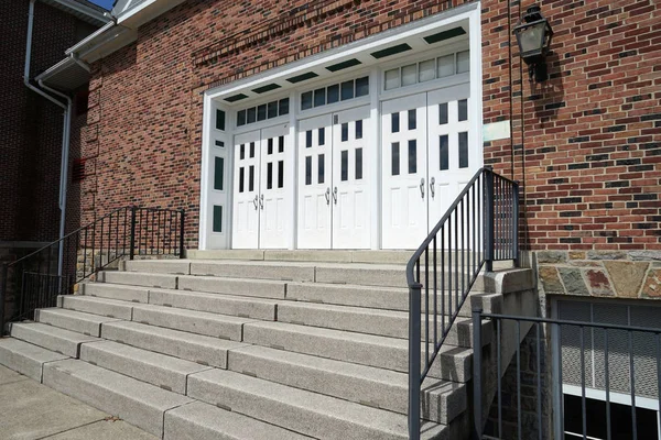Белые двери для здания из красного кирпича — стоковое фото