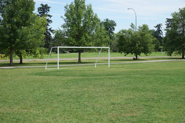 Töm fotboll netto i parkera — Stockfoto