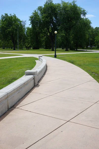 Gebogen trotwalk in een park — Stockfoto