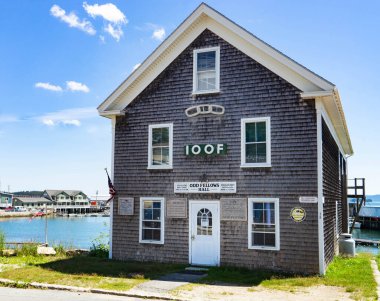 Stonington, Maine / USA - 21 Temmuz 2020: Bağımsız Tuhaf Dostlar Yoldaşlığı 'nın buluştuğu bina