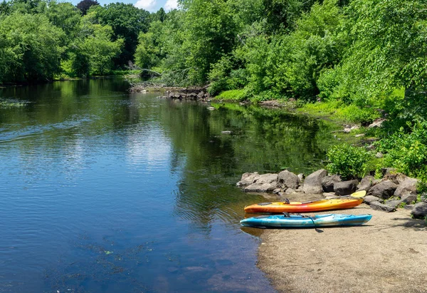 Сайт Kayaks Березі Невеликого Струмка — стокове фото