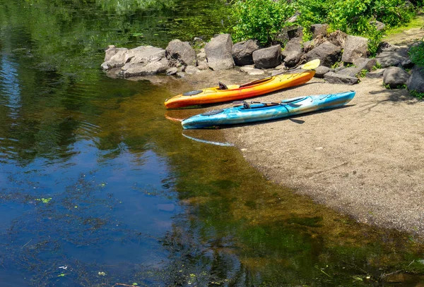 Dos Coloridos Kayaks Sientan Arena Junto Pequeño Estanque — Foto de Stock