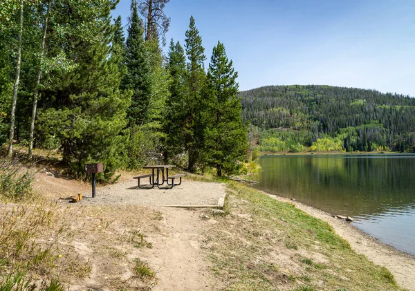 科罗拉多州克拉克市美丽而平静的珍珠湖国家公园旁一个空旷的野餐区 — 图库照片