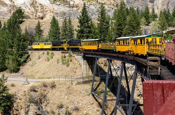 美国科罗拉多州乔治敦 2020年9月10日 乔治敦环线铁路将游客载过铁路干线 免版税图库照片