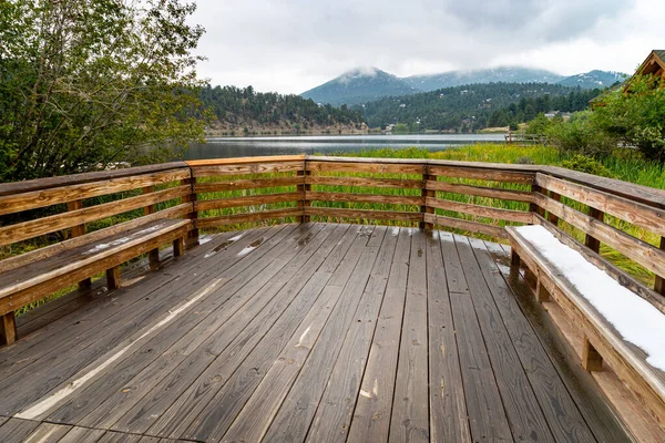 Ein Großes Holzdock Einem See Mit Bergen Hintergrund — Stockfoto