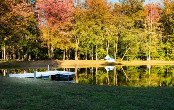 美しい秋の午後に小さな池で小さなテントや木のドック — ストック写真