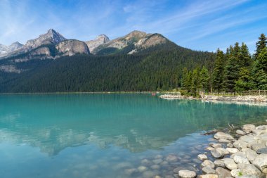 Alberta Kanada 'daki Banff Ulusal Parkı' nda Louise Gölü 'nün güzel turkuaz suları