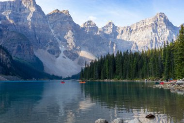 Alberta Kanada 'daki Banff Ulusal Parkı' nda Louise Gölü 'nün güzel turkuaz suları