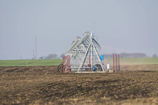 Das Neue Bewässerungssystem Einem Feld — Stockfoto