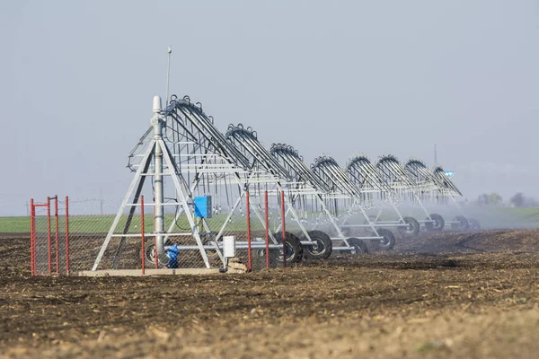 Das Neue Bewässerungssystem Einem Feld — Stockfoto