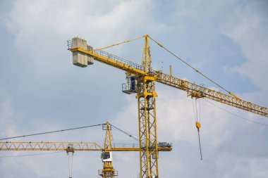 büyük bir sanayi sitesinde vinç