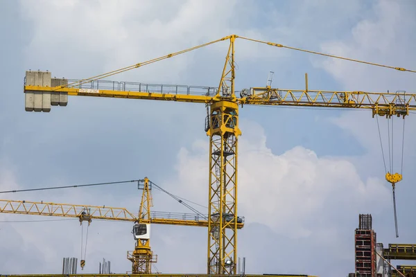 büyük bir sanayi sitesinde vinç