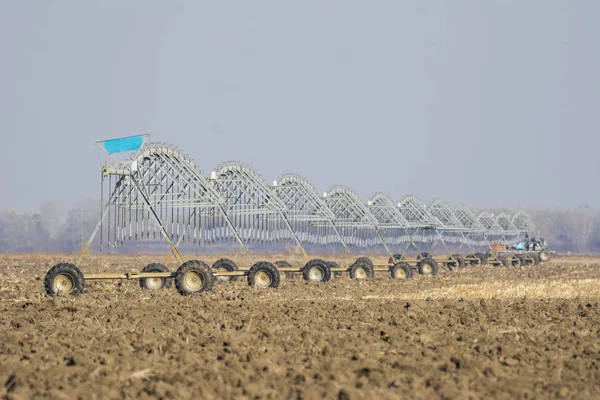 农田里的新灌溉系统 — 图库照片