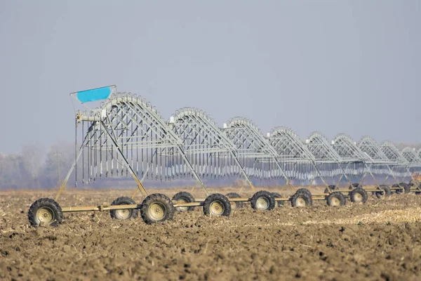 Das Neue Bewässerungssystem Einem Feld — Stockfoto