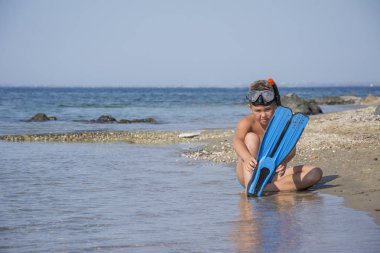 Dalış dişli dalış hazır güzel küçük çocuk