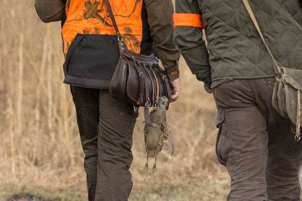 狩猟用ライフルでハンティング服ハンター — ストック写真