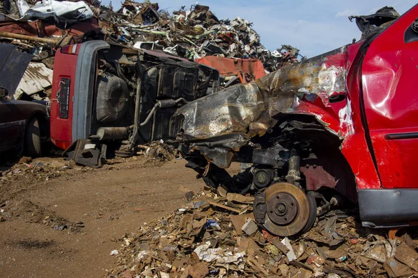 Stare Uszkodzone Samochody Złomowisku Czekają Recykling — Zdjęcie stockowe