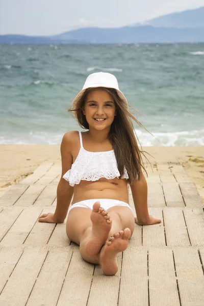 Uma Menina Bonita Uma Praia Arenosa — Fotografia de Stock