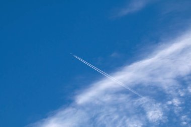 Uçak, contrail ve mavi gökyüzü karşı Cirrocumulus Bulutlar.