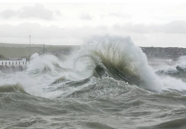 Curling Wave Spray Newhaven Harbour Sussex — Foto de Stock