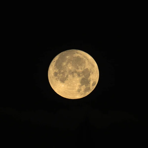 Ascendente Luna fredda su sfondo nero Crop quadrato — Foto Stock