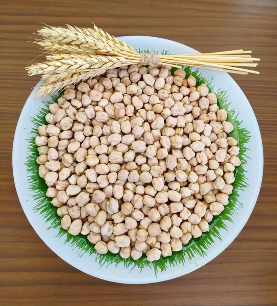 干鹰嘴豆和一堆麦穗 — 图库照片