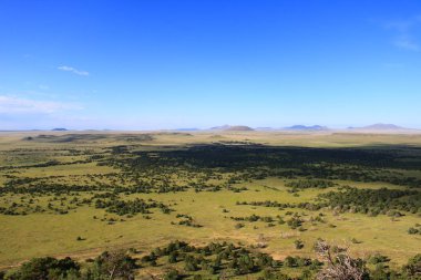 otlaklar ve ovaları bir volkan tepesinden görünümü