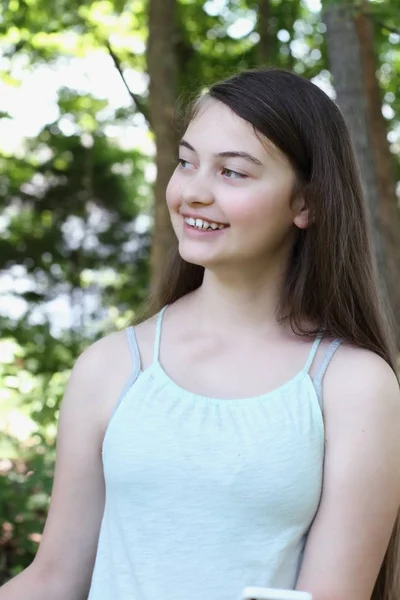 幸せな笑い若い十代女の子スマート フォンでのテキスト メッセージを読みます 十代の選択と集中 — ストック写真