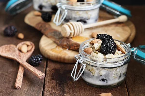 Über Nacht Haferflocken Mit Brombeeren Honig Und Mandelmilch Auf Rustikalem — Stockfoto