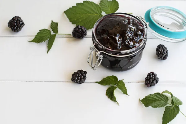 自制黑莓保存在罐头玻璃保释罐与附盖 选择性聚焦果酱 — 图库照片
