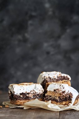 Metin için boş alan ile lezzetli Smores fıstıklı kek barlar. Aşırı sığ derinlik-in tarla smores çubuklarında ön planda seçici odak ile.