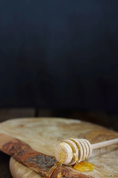 Olla Miel Goteando Miel Por Borde Tablas Cortar Madera Profundidad — Foto de Stock