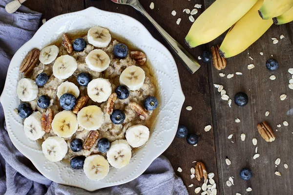 Warm Ontbijt Gezond Havermout Met Bananen Bosbessen Pecannoten Honing Een — Stockfoto