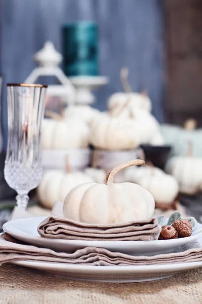 Couvert Een Rustieke Boerderij Land Tafel Met Mini Witte Pompoenen — Stockfoto