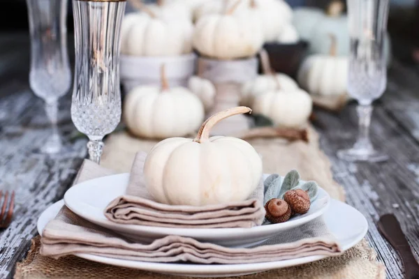 Place Setting Rustic Farmhouse Country Table Mini White Pumpkins Crystal — Stock Photo, Image