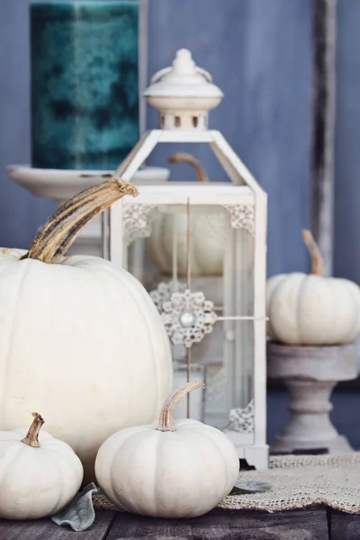 Herbstdekoration Mit Mini Erbstücken Und Großen Weißen Kürbissen Und Kerzen — Stockfoto