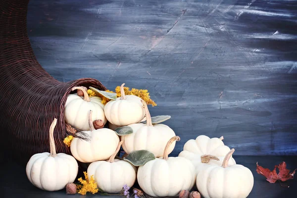 Thanksgiving Halloween Cornucopia Hoorn Des Overvloeds Tegen Een Donkere Achtergrond — Stockfoto