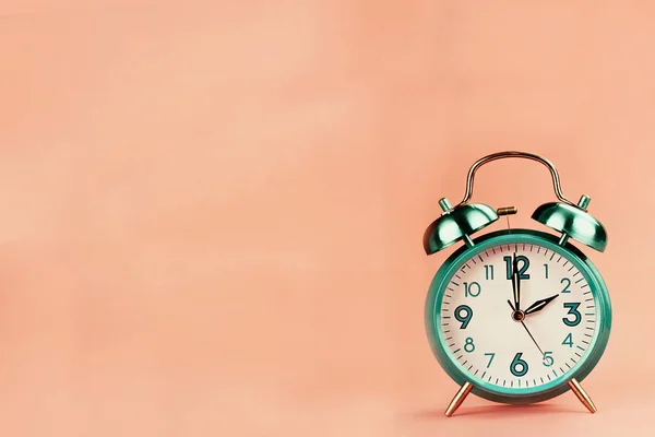 Relógio Alarme Estilo Vintage Com Espaço Para Espaço Fundo Livre — Fotografia de Stock