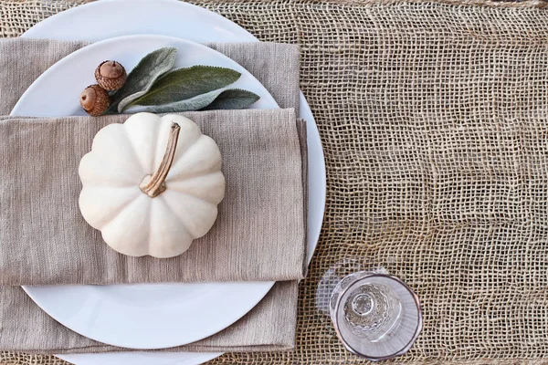 Thanksgiving Day Halloween Couvert Met Mini Witte Pompoenen Lamb Oren — Stockfoto