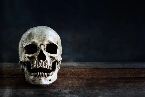 Calavera Humana Halloween Una Vieja Mesa Madera Frente Fondo Negro — Foto de Stock