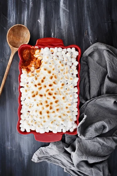 Sweet Potato Casserole Bakt Med Mini Marshmallows Klar Til Høsttakkefesten – stockfoto