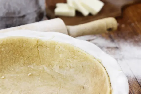 Pastelaria Caseira Com Rolo Pino Peneira Manteiga Fundo Profundidade Campo — Fotografia de Stock