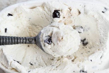 Çikolata parçalı kurabiye hamur dondurma genel gider atış yukarıdan izlendi.