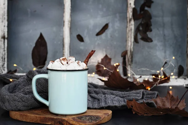 Kék Fekete Zománc Csésze Forró Kakaót Marshmallows Fahéj Kéreg Előtt — Stock Fotó