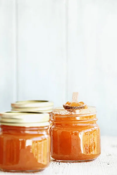 Eine Reihe Von Einmachgläsern Voll Hausgemachter Cantaloupe Marmelade Vor Rustikalem — Stockfoto