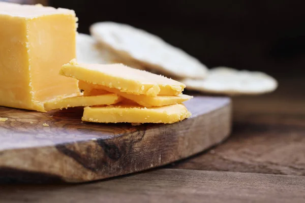 Bloque Queso Cheddar Rebanadas Sobre Fondo Rústico Profundidad Superficial Extrema — Foto de Stock