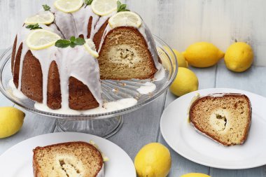 Limon Krem peynir kek krem peynir Merkezi yakındaki dilimleri ile doldurma ile atış yukarıda. Alan seçici odak merkezi ile aşırı sığ derinliği kek--dan kesmek.