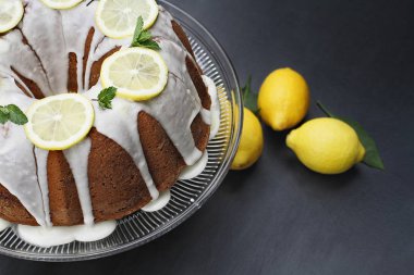 Bütün limon dilim taze limon ve nane üstte ile krem peynirli kek. Pasta üzerinde seçici odak ile alan aşırı sığ derinliği.