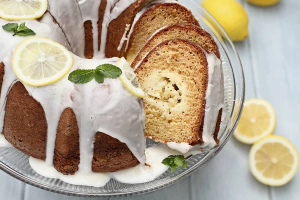 Ovan Bild Citron Färskost Bundt Cake Med Färskost Fyllning Mitten — Stockfoto